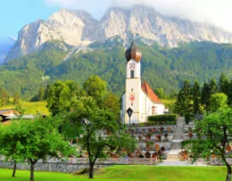 Blick auf Grainauer Kirche Garmisch-Partenkirchen