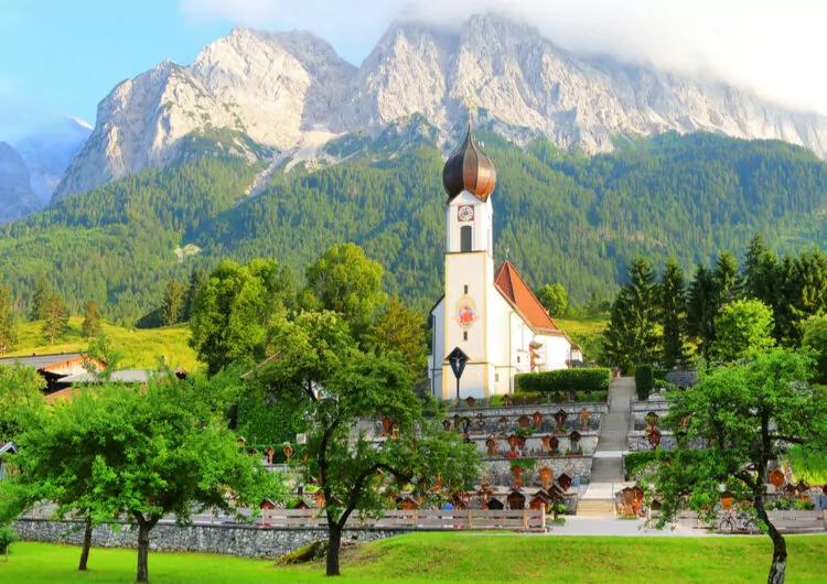Blick auf Grainauer Kirche Garmisch-Partenkirchen