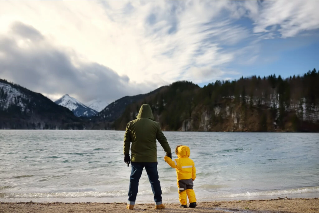 Vater und Sohn am See im Allgäu
