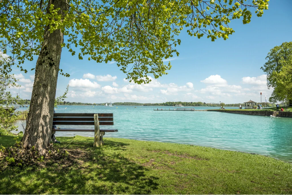 Blick von einer Bank aus über den Chiemsee