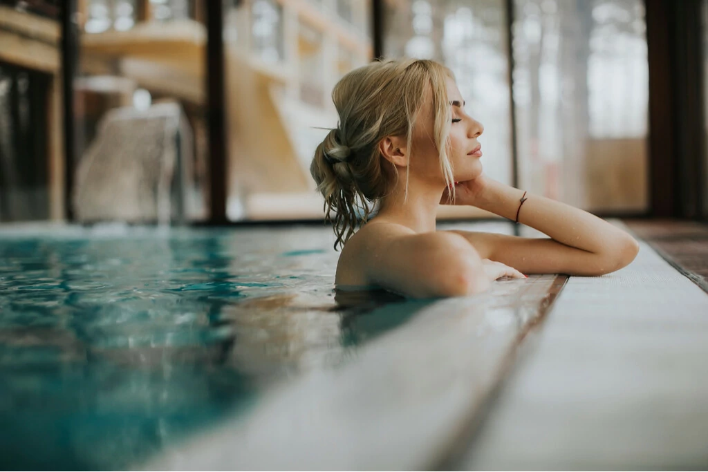 Frau im Wasser in der Therme