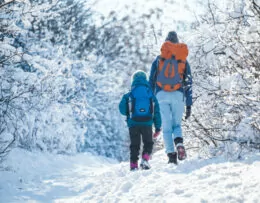 Frau mit Kind beim Winterwandern