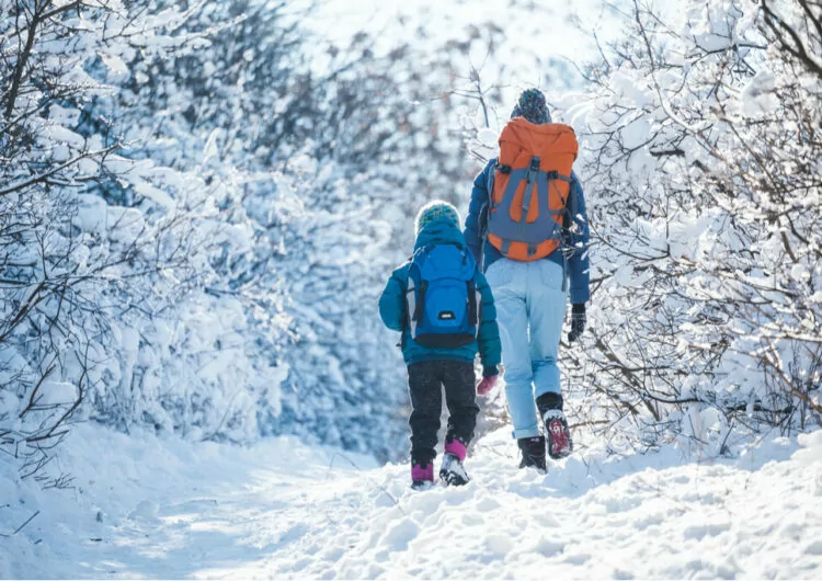 Frau mit Kind beim Winterwandern