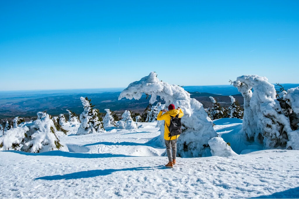 Mann beim Winterwandern im Harz