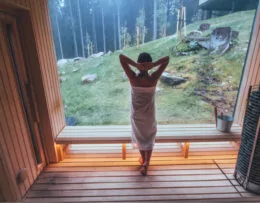 Frau steht in der Sauna