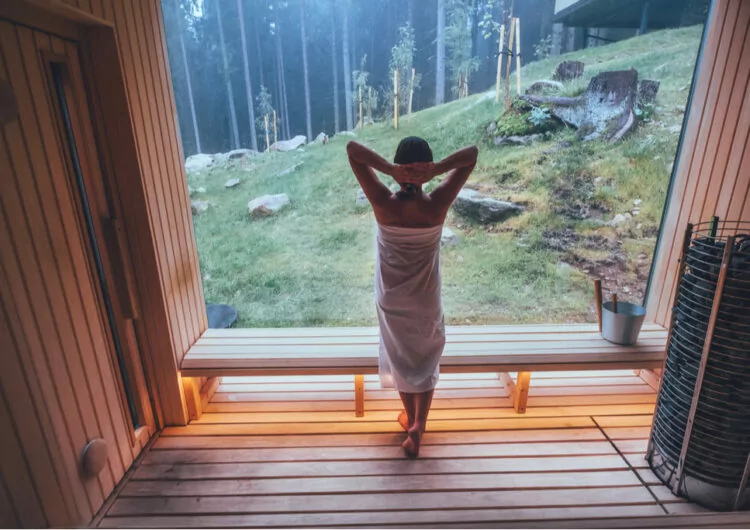 Frau steht in der Sauna