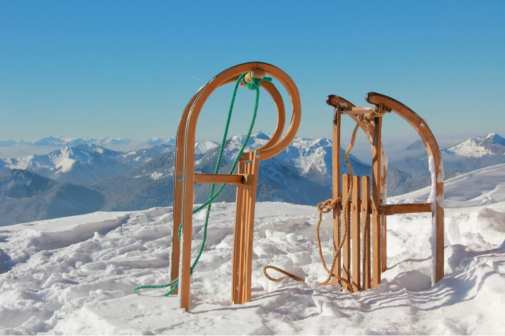 Zwei Schlitten im Schnee auf einem Berg