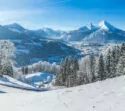 Aussicht auf die verschneite Berglandschaft in den Bayerischen Alpen