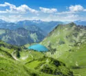 Ausblick auf den Seealpsee mit den Alpen im Hintergrund