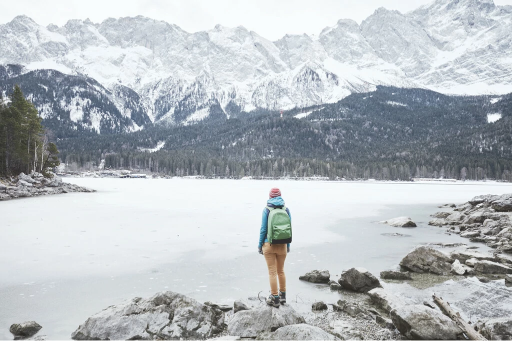 Person beim Winterwandern in den Bayerischen Alpen