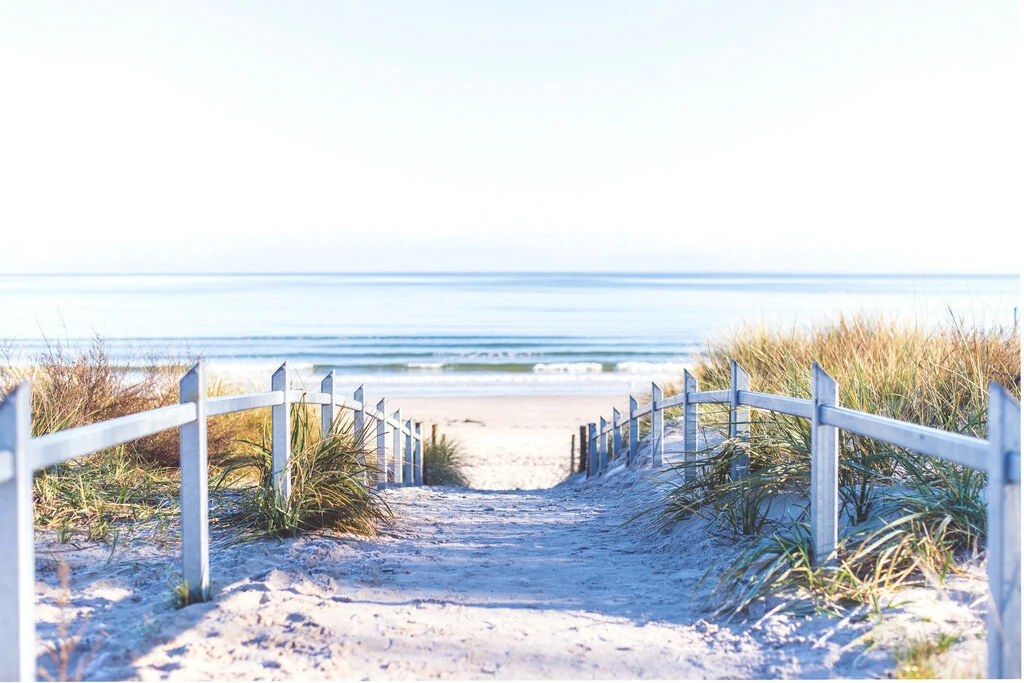 Weg zum Ostseestrand mit Blick auf die Ostsee