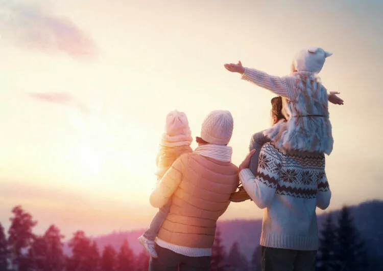 Familie blickt auf den Sonnenuntergang