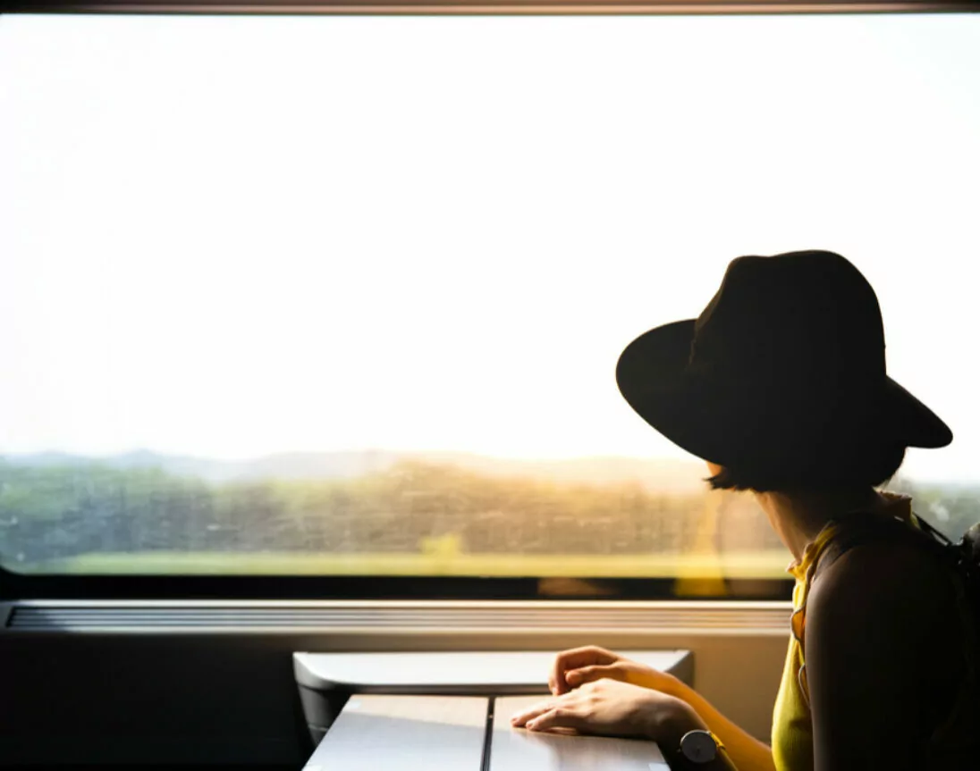 Frau schaut aus dem Fenster im Zug