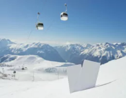 Skipässe im Schnee vor Skilift