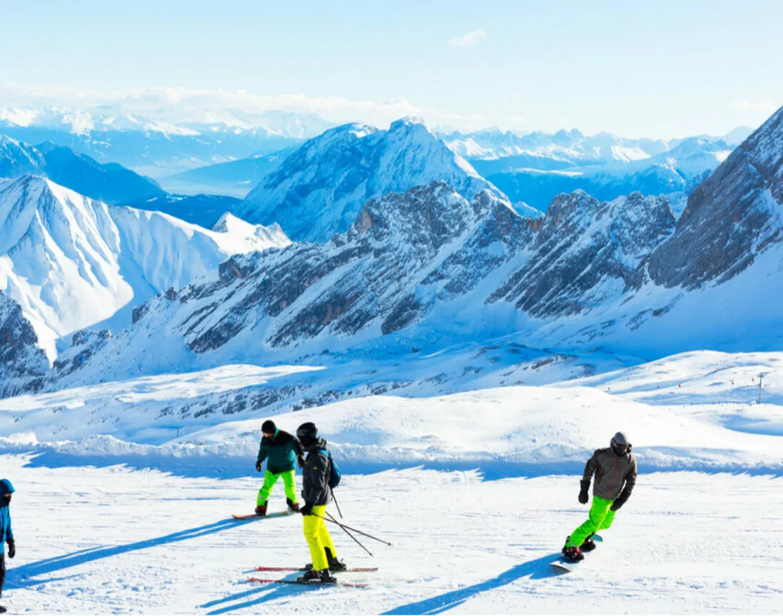 Skifahrer auf verschneiter Zugspitze