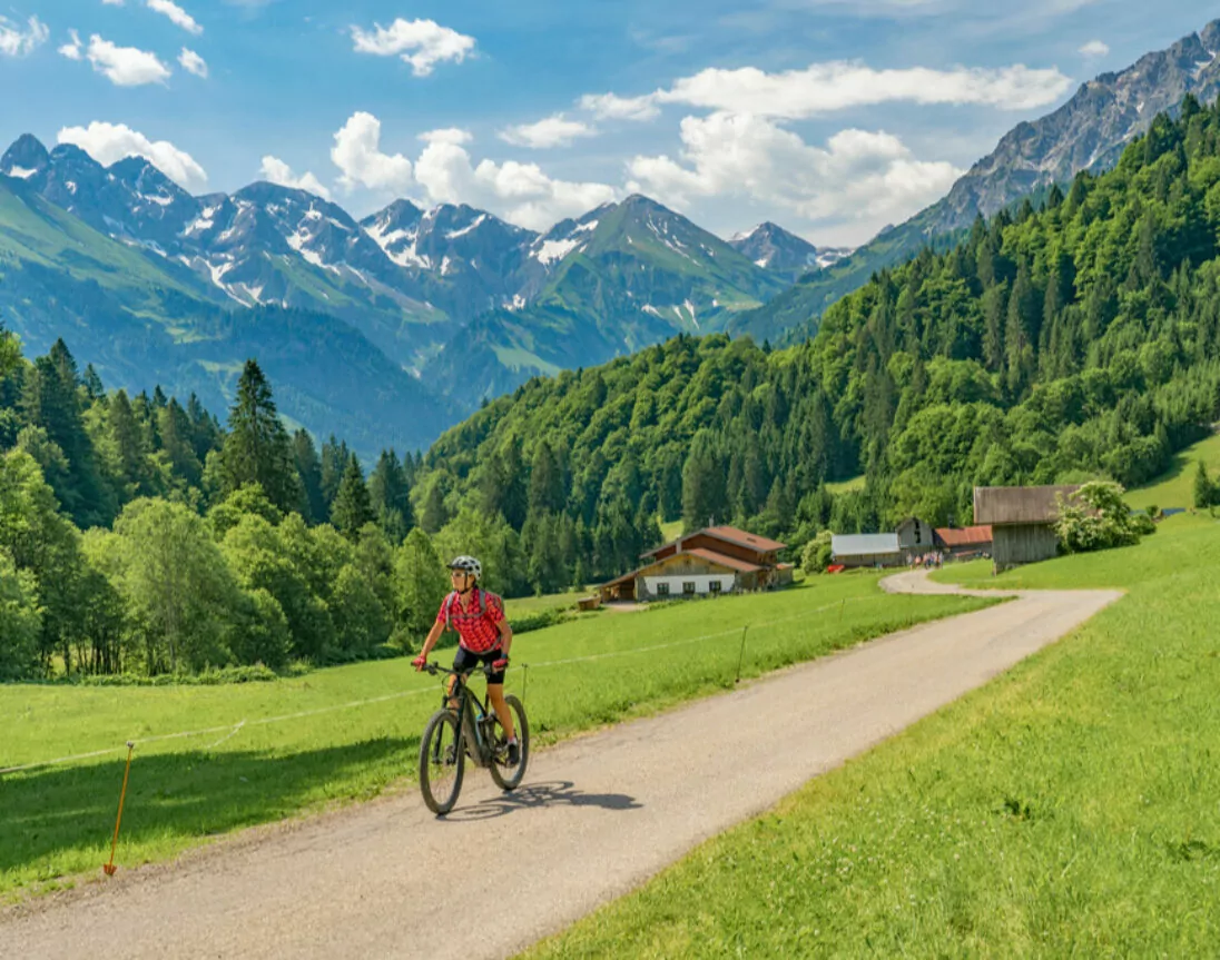 Mann auf dem Fahrrad im Allgäu