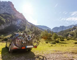 Auto mit Fahrrädern und Berglandschaft