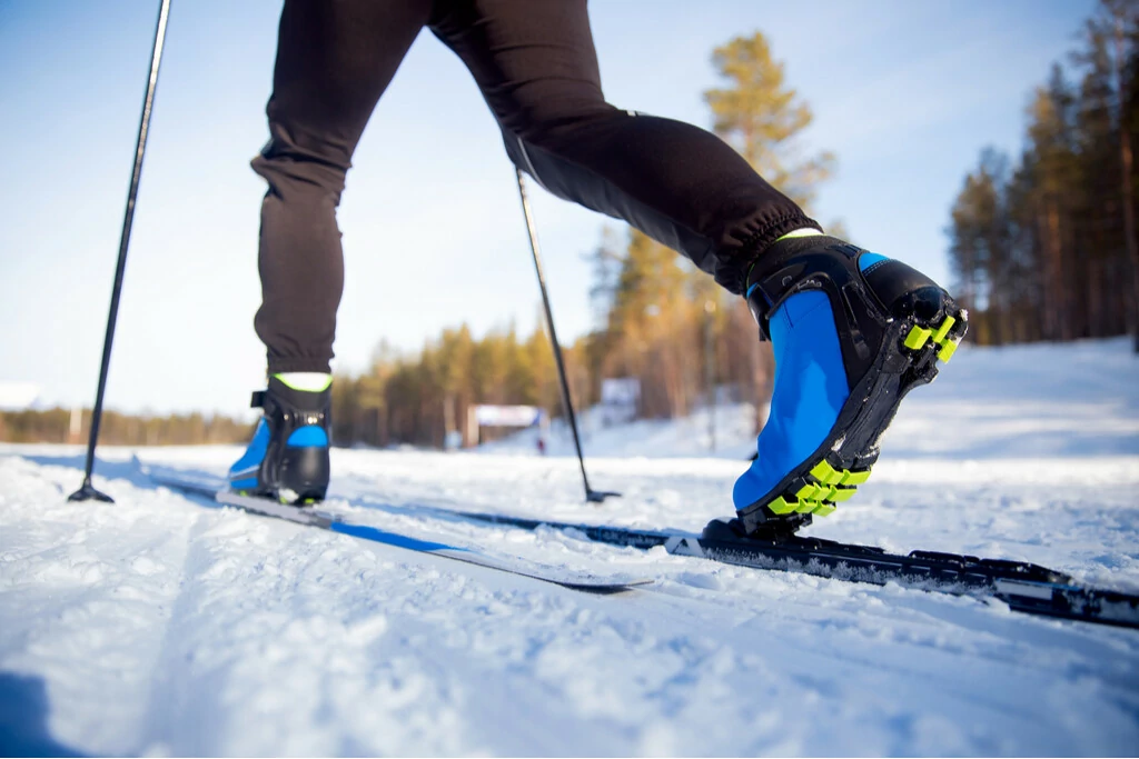 Nahaufnahme der Ausrüstung beim Skilanglauf auf der Loipe
