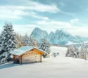 Gemütliche Hütte im Schnee in Tirol