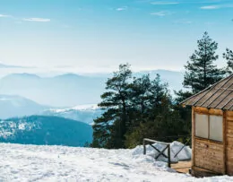 Holzhütte auf Berggipfel mit Ausblick