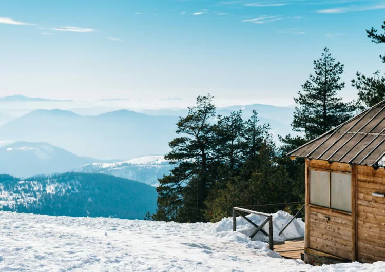 Holzhütte auf Berggipfel mit Ausblick