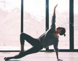 Frau macht Yoga mit Bergpanorama