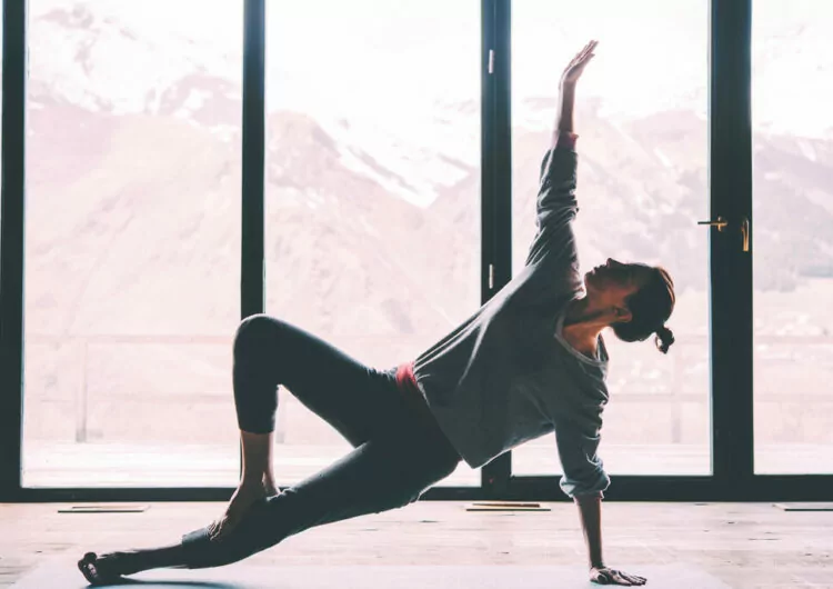 Frau macht Yoga mit Bergpanorama