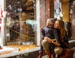 Kind mit Mutter auf Weihnachtsmarkt