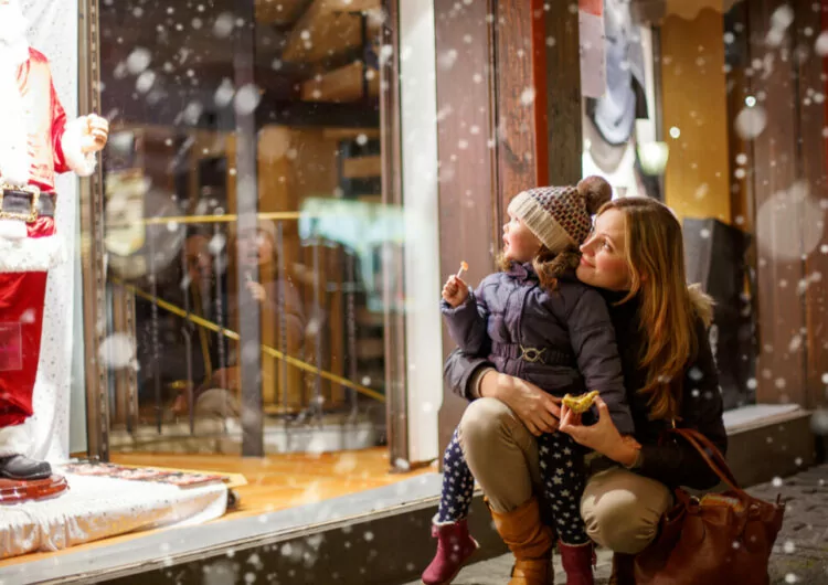 Kind mit Mutter auf Weihnachtsmarkt