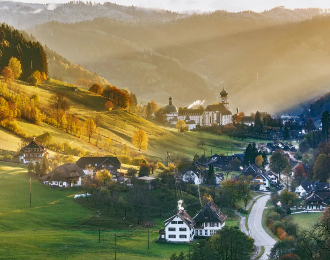 Blick auf Berglandschaft und Dorf im Schwarzwald