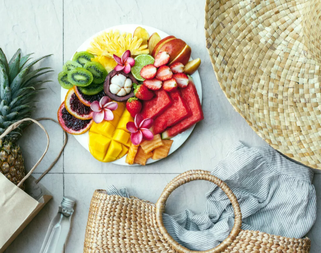 Obstteller und sommerliches Strandzubehör