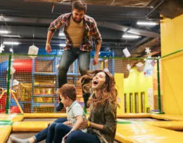 Familie im Indoor Trampolin Park