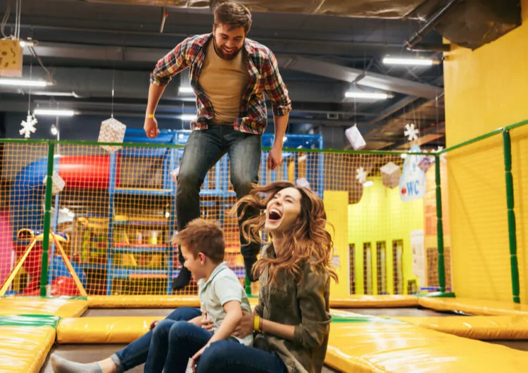 Familie im Indoor Trampolin Park