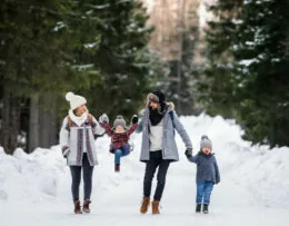 Familie im Winter im Wald