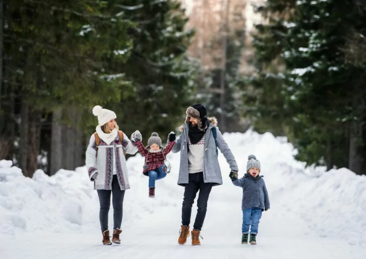 Familie im Winter im Wald