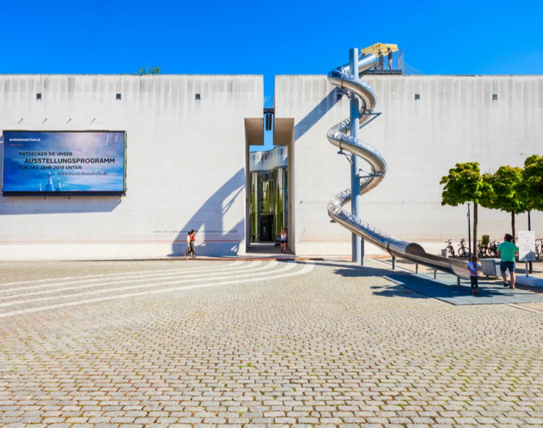 Eingang zur Bundeskunsthalle in Bonn