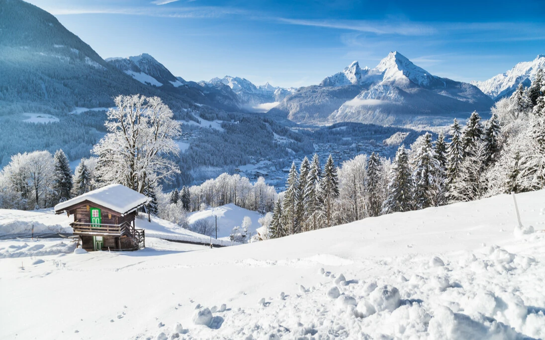 Ausblick auf die verschneiten Alpen im Winter