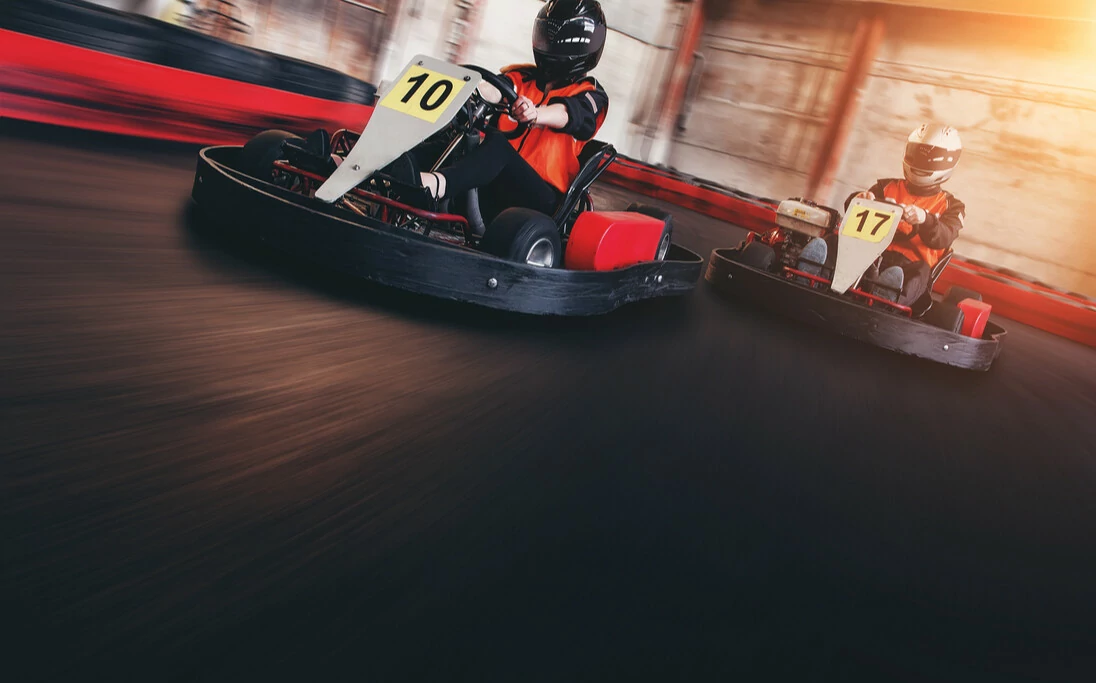 Fahrer beim Indoor Kart Rennen