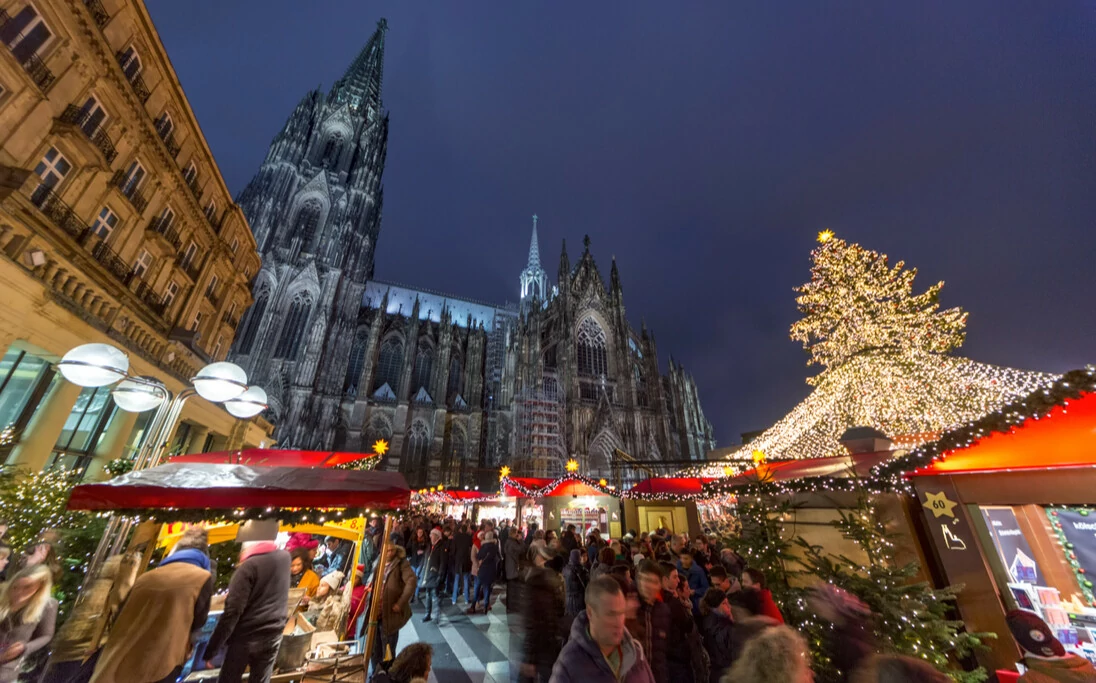 Weihnachtsmarkt vor dem Kölner Dom