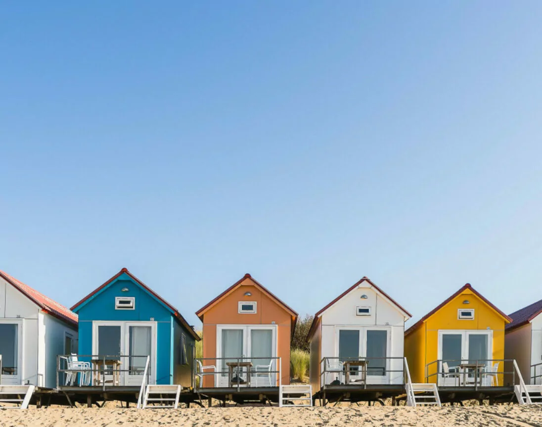 Bunte Tiny Houses direkt am Strand