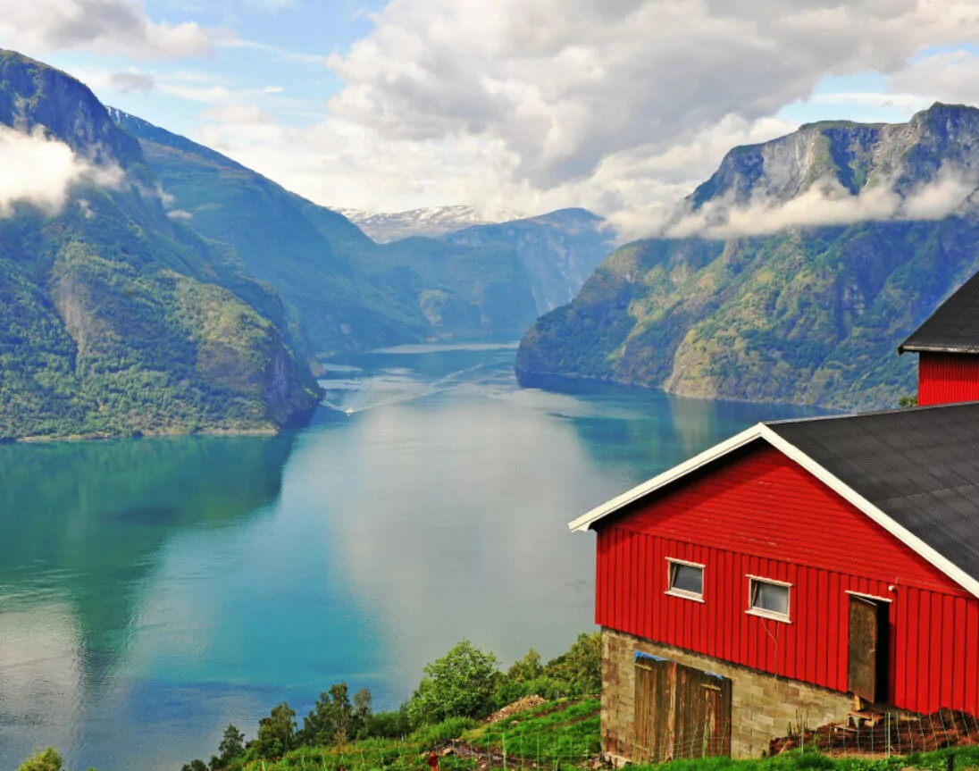 Haus am Fluss in Sognefjord