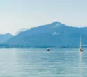 Chiemsee mit Segelbooten und Alpenblick