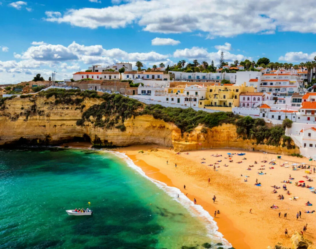 Das Fischerdorf Carvoeiro an der Algarve