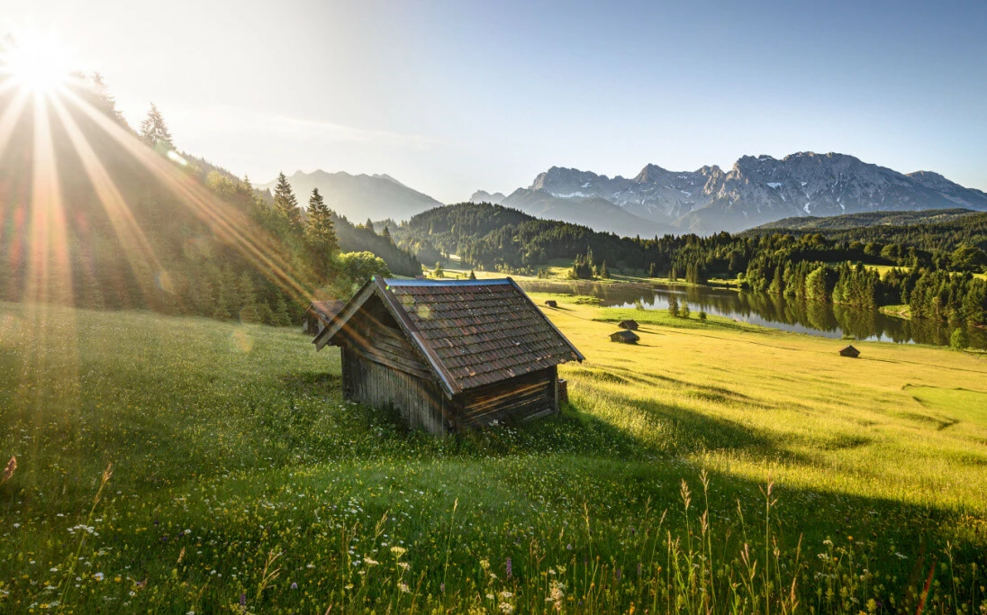Berghütte im Allgäu mit Blick auf die Alpen