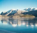 Blick auf die Berge über den Oltedalsvatnet-See