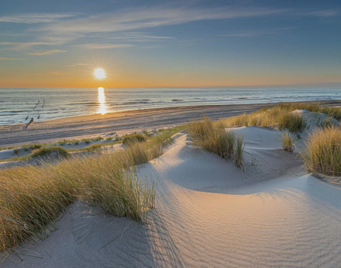 Sonnenuntergang am niederländischen Strand