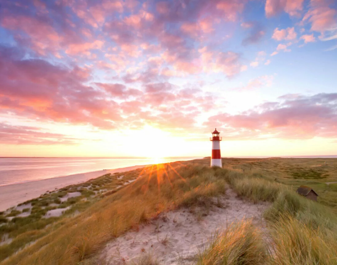 Leuchturm am Strand von Sylt bei Sonnenuntergang