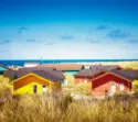 Bunte Tiny Houses an der Nordsee