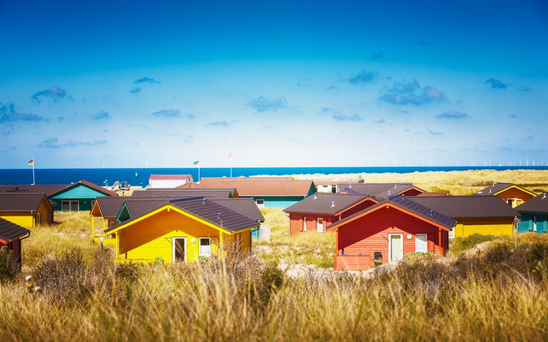 Farbenfrohe Tiny Houses auf Helgoland