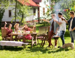 Familie im Garten eines Ferienhauses